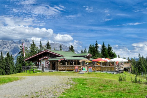 Die Schörgialm neben der Bergstation Papegenobahn